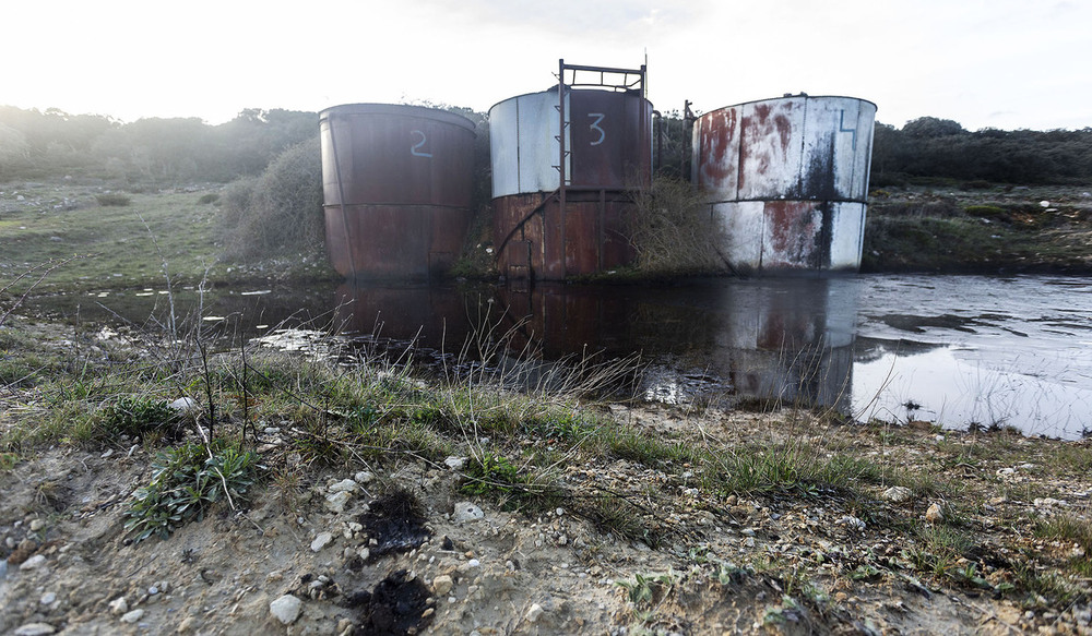 Junto a los tres tanques que han perdido miles de litros de hidrocarburos hay manchas y regueros que constatan la reciente presencia humana y de animales.