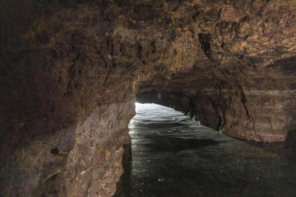 Siempre hay agua en los niveles más inferiores de la mina debido al flujo de manantiales naturales.