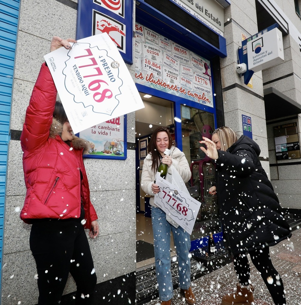 Las hermanas Berta, Beatriz e Inés regentan El Pulpo de la Suerte, la administración de lotería de la calle Trinas que este domingo ha repartido 250.000 euros en dos premios del sorteo de Navidad.