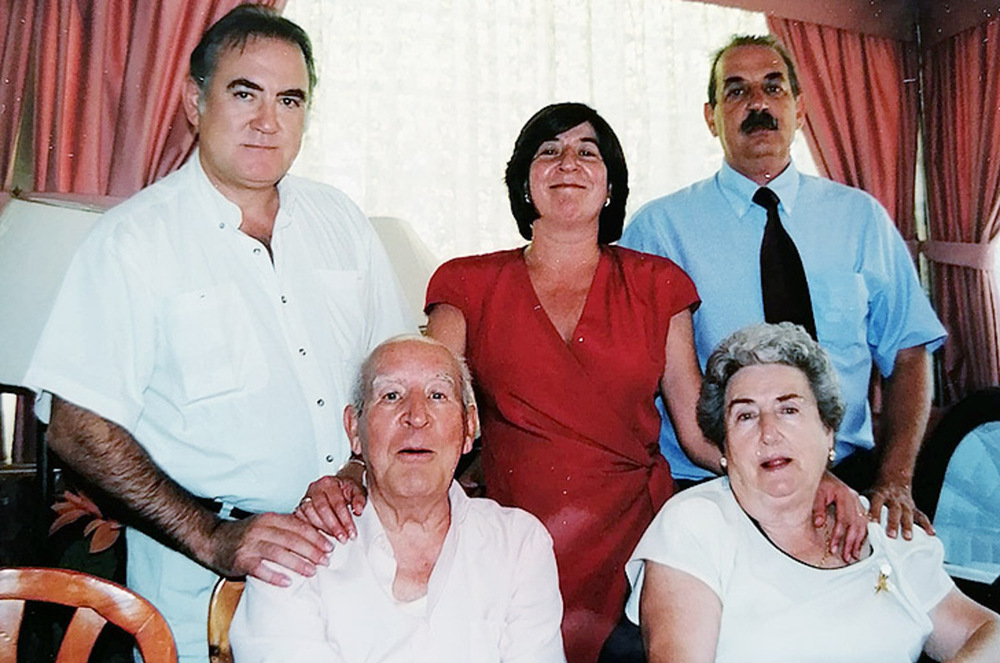 El briviescano Vicente Alonso junto a su mujer y sus tres hijos. 