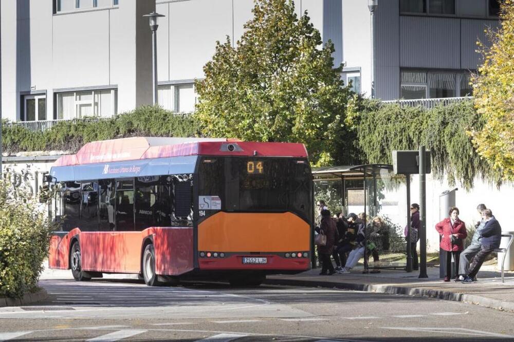 Imagen de un bus en la parada del HUBU.