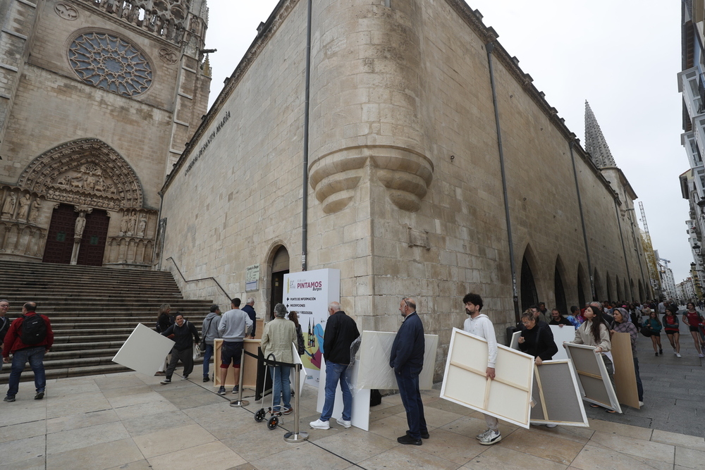 Los participantes han hecho cola desde primera hora de la mañana para sellar sus lienzos y ponerse a trabajar cuanto antes.