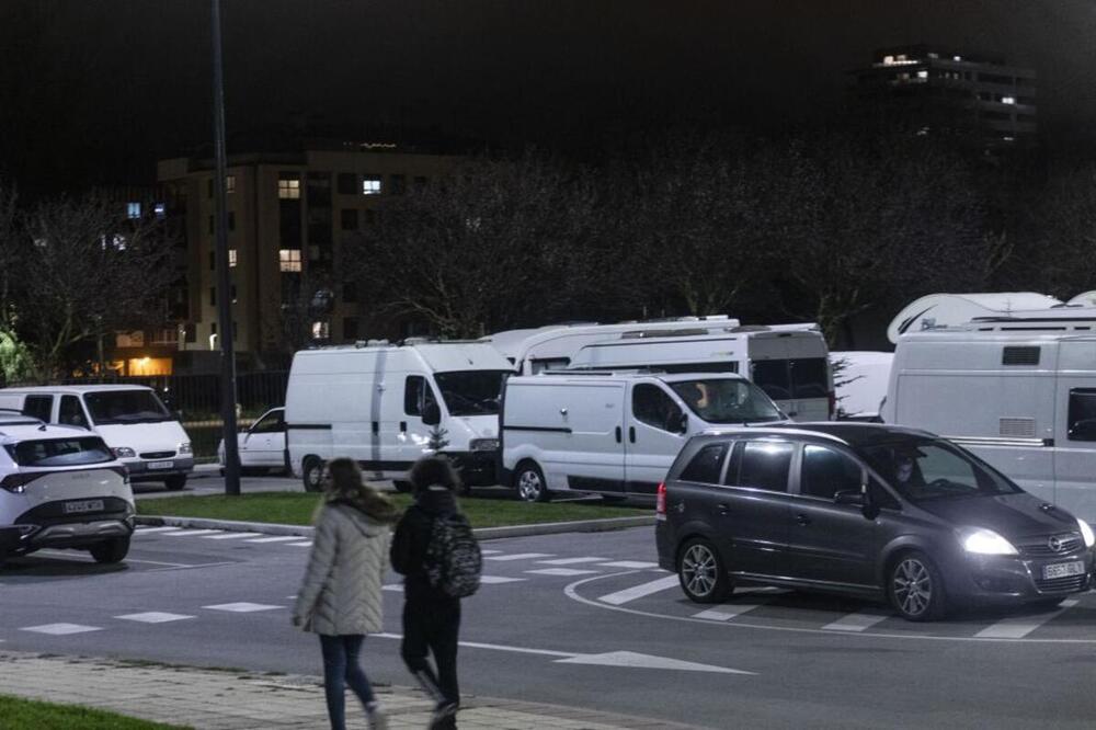 La caravanas se han extendido fuera del área diseñada para ellas.