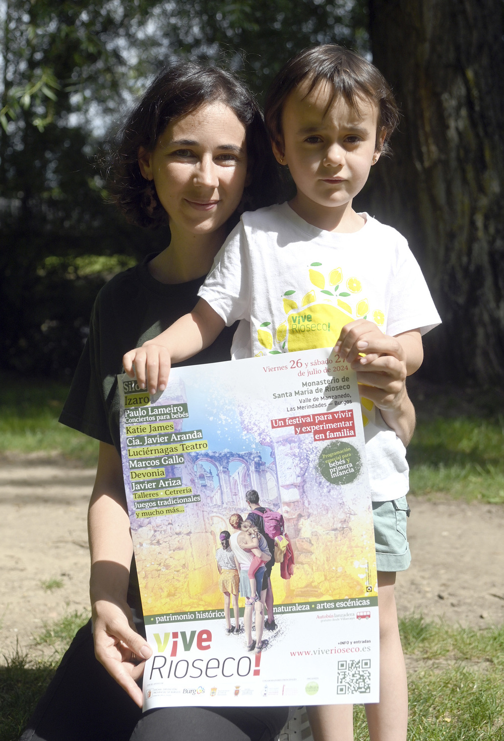 María José, con su hija y el cartel de Vive Rioseco.