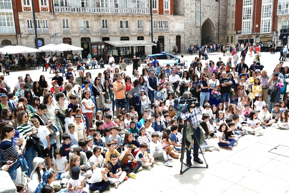 La entrega de premios a los más pequeños ha sido seguida con interés por numeroso público en la plaza del Rey San Fernando de Burgos.