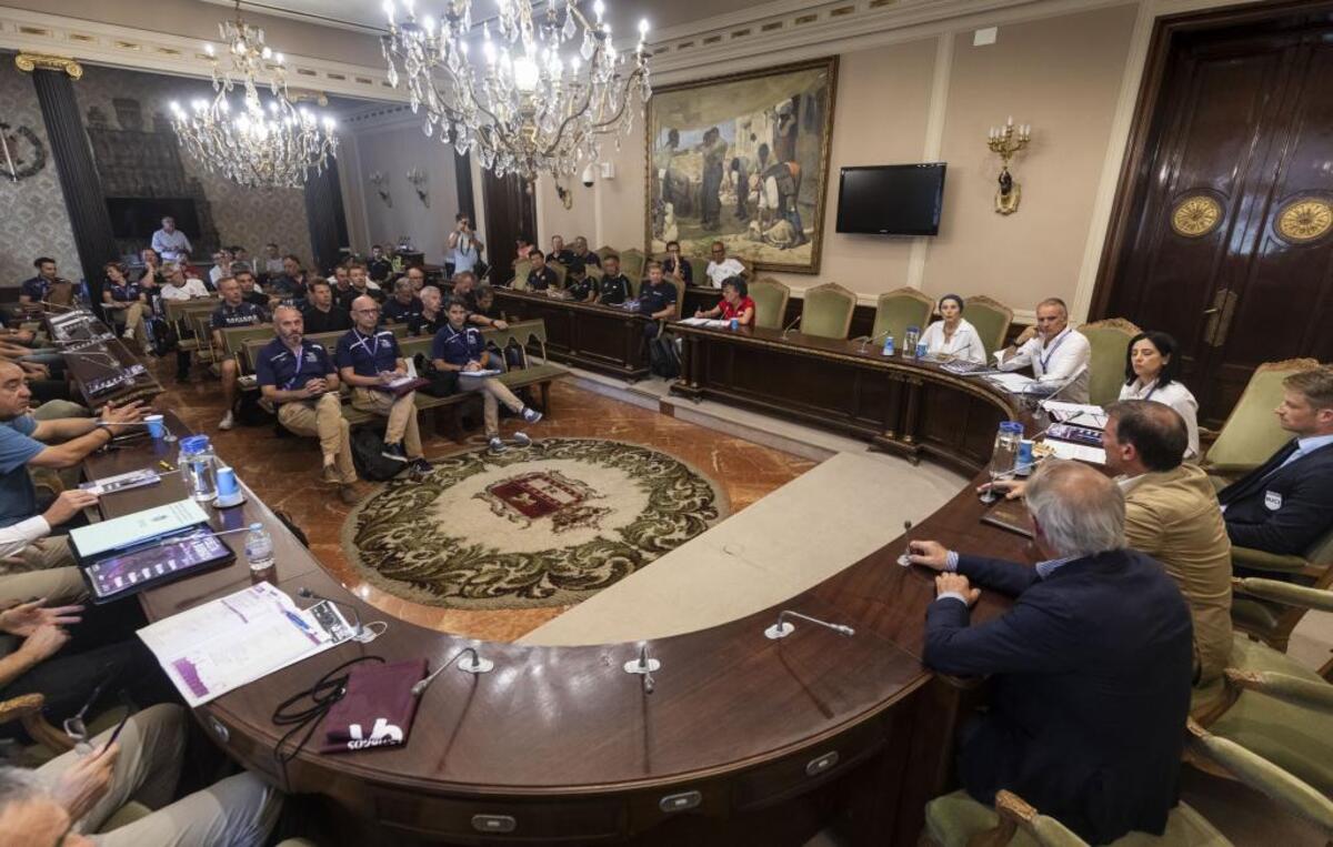 Organización y representantes de los equipos, reunidos en la Diputación antes del comienzo de la Vuelta.   / PATRICIA