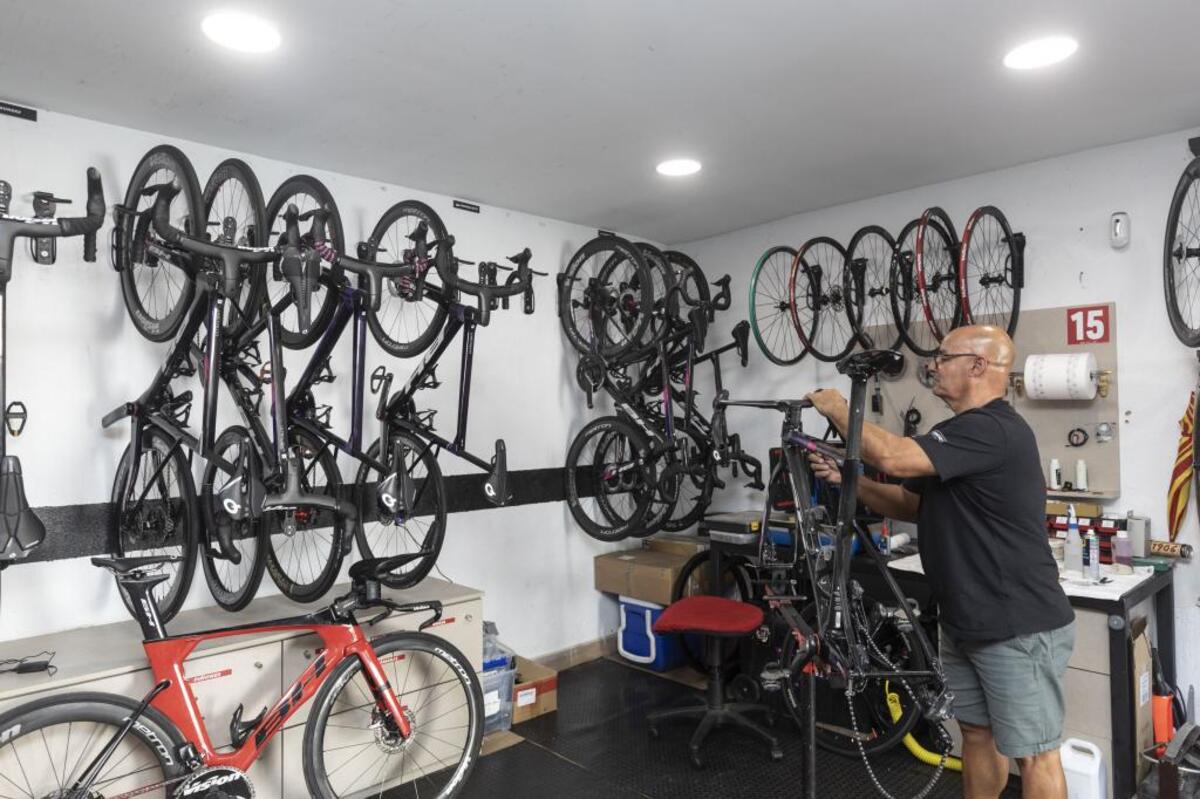 Los mecánicos ponen a punto las bicicletas antes de salir a la carretera.   / PATRICIA