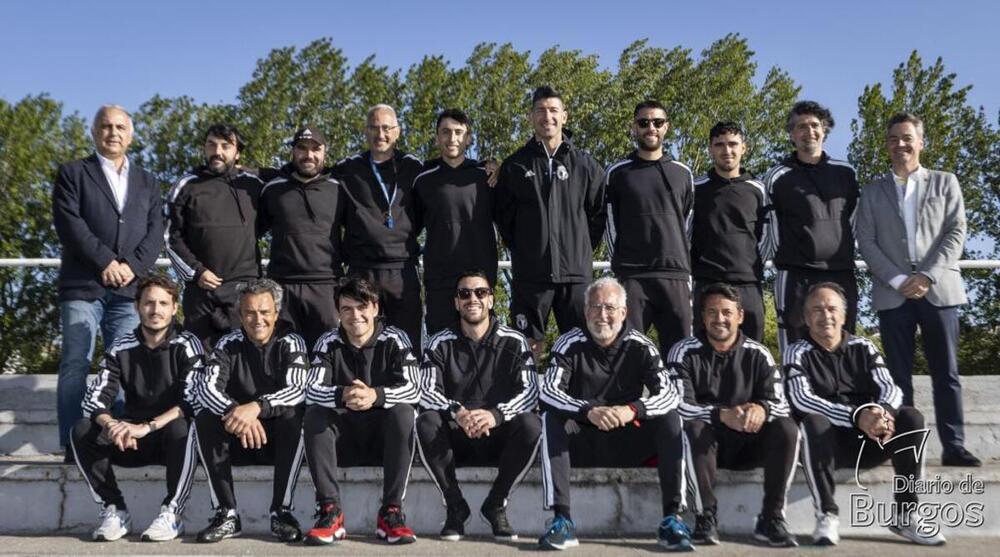 Plantel de técnicos, la mayoría con licencia nacional, junto al director de la Escuela, Roberto González, y el concejal de Deportes, César Barriada.