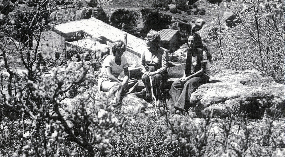 Pilar, con sus hijas Guiomar y Carmen; al fondo, el molino de Los Vados.