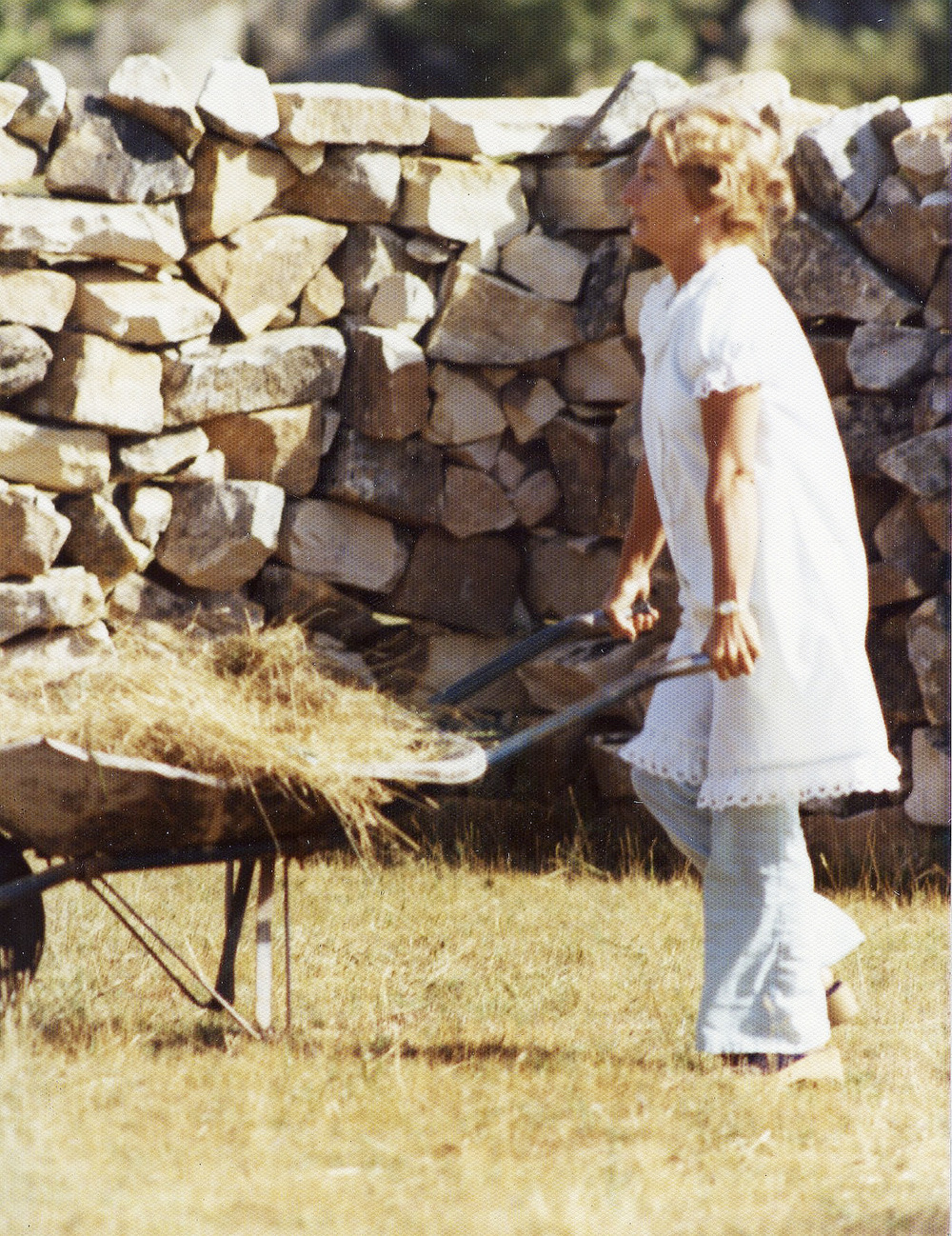 Pilar Belzunce trabajando en el entorno del molino.