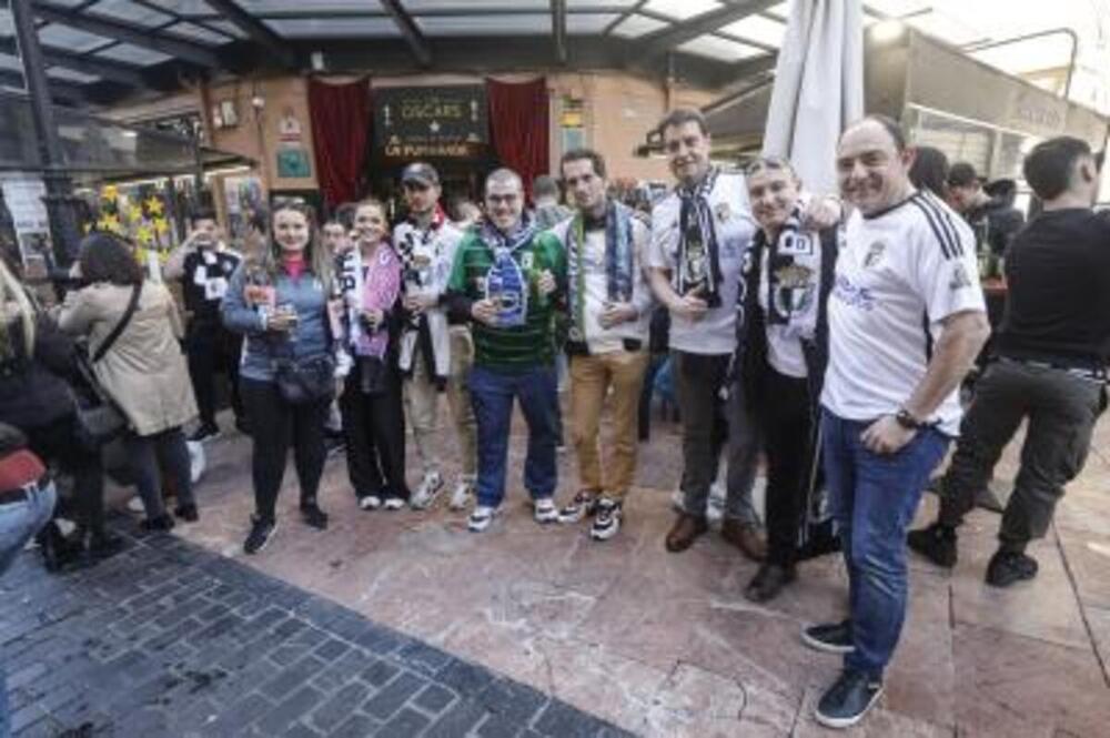 La afición del Burgos CF 'escancia' Oviedo