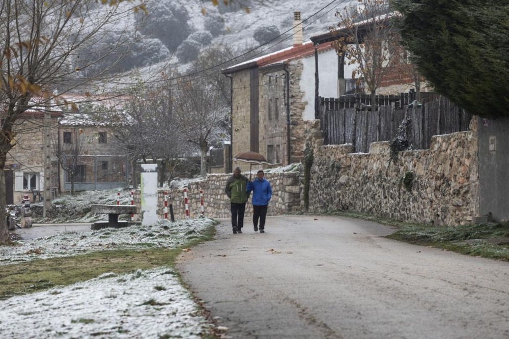 Se han adecentado muros y se ha buscado integrar el pueblo en el entorno natural.