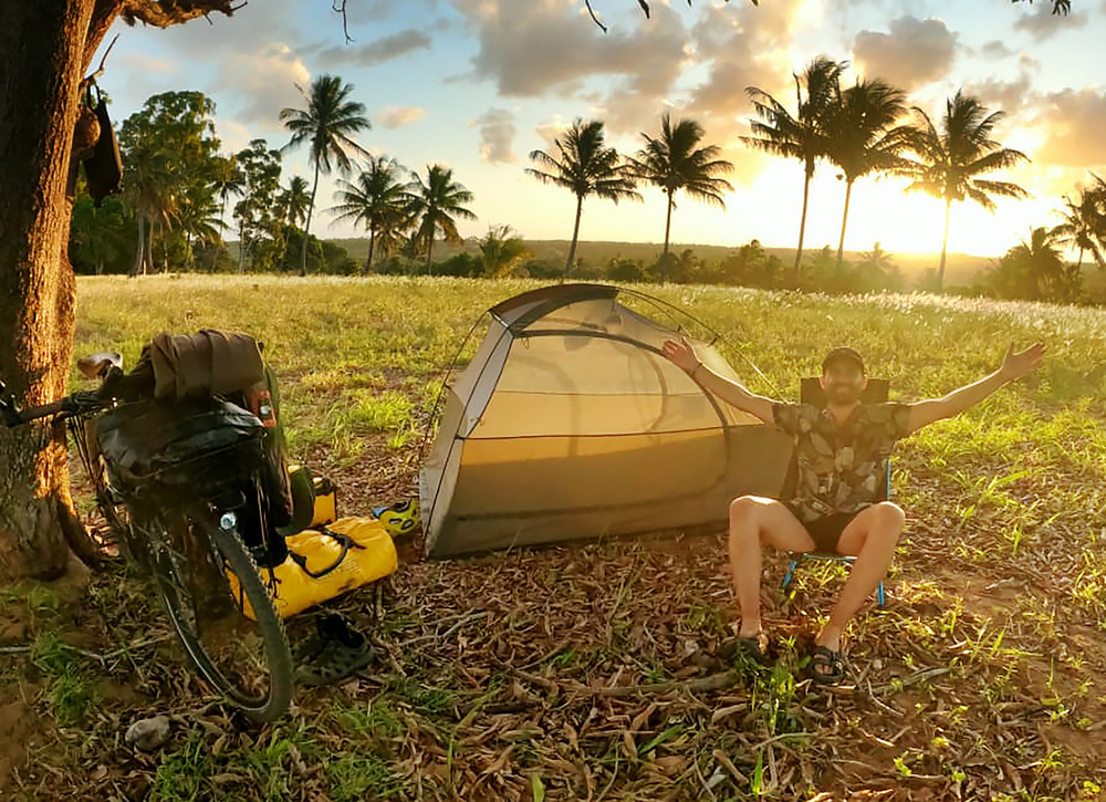 Con la tienda y la bici, en un bello paraje natural de Mozambique.