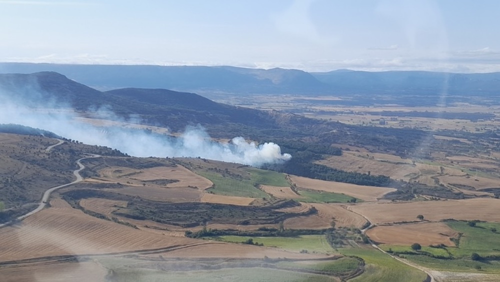 Imagen del incendio declarado ayer en Salinillas de Bureba.