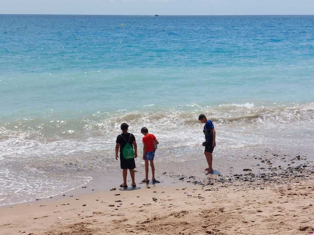 Los menores de la Misión Antonio Benaiges, en la playa de Mont-roig del Camp.