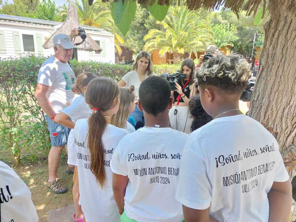 Con el lema del docente catalán en las camisetas: '¡Soñad, niños, soñad!'.