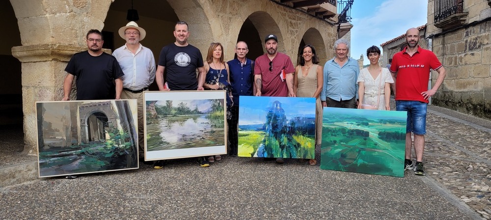 Los artistas y el jurado muestran las obras premiadas