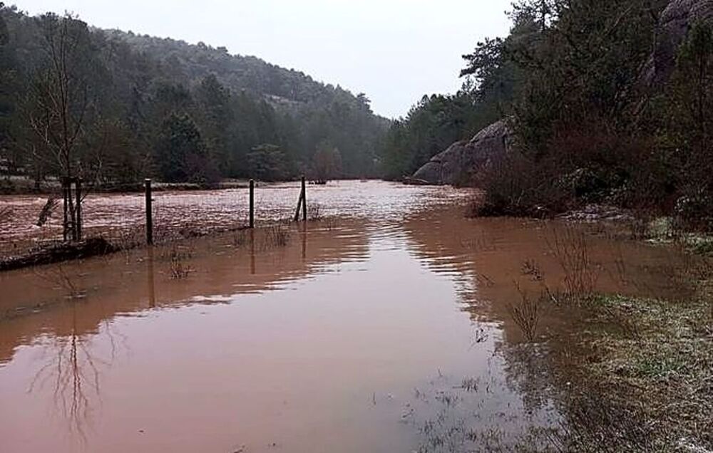 La entrada al parque natural se volvió a inundar ayer.
