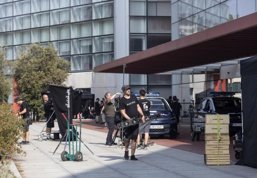 El despliegue de aparatos técnicos ocupó toda la superficie de entrada al museo.