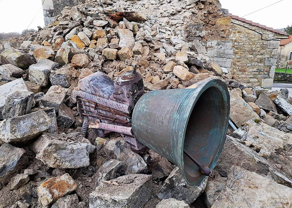 Las campanas de la iglesia de Loma de Montija se guardaron rápidamente tras el derrumbe para evitar que las robaran.