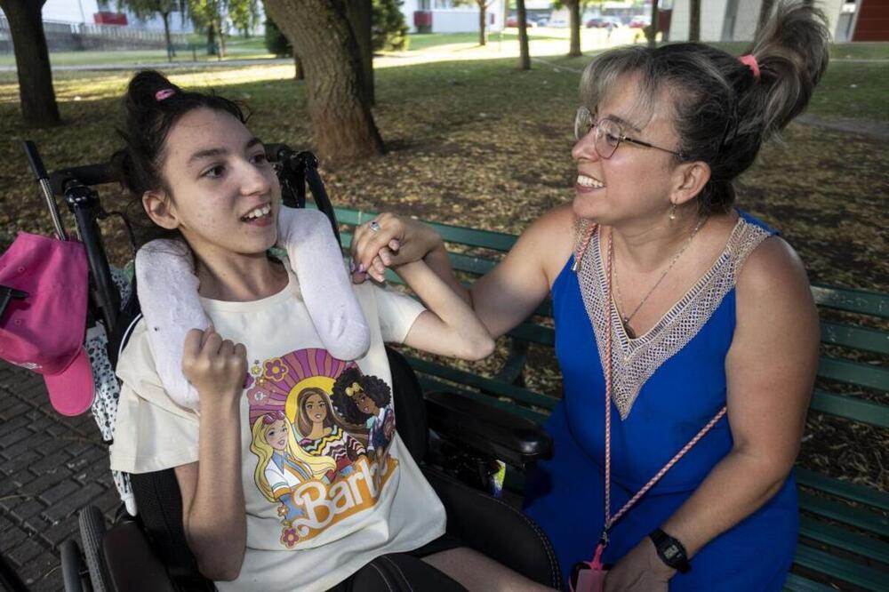 Mirella Saiz atiende a su hija Coraline, de 14 años, con parálisis cerebral.