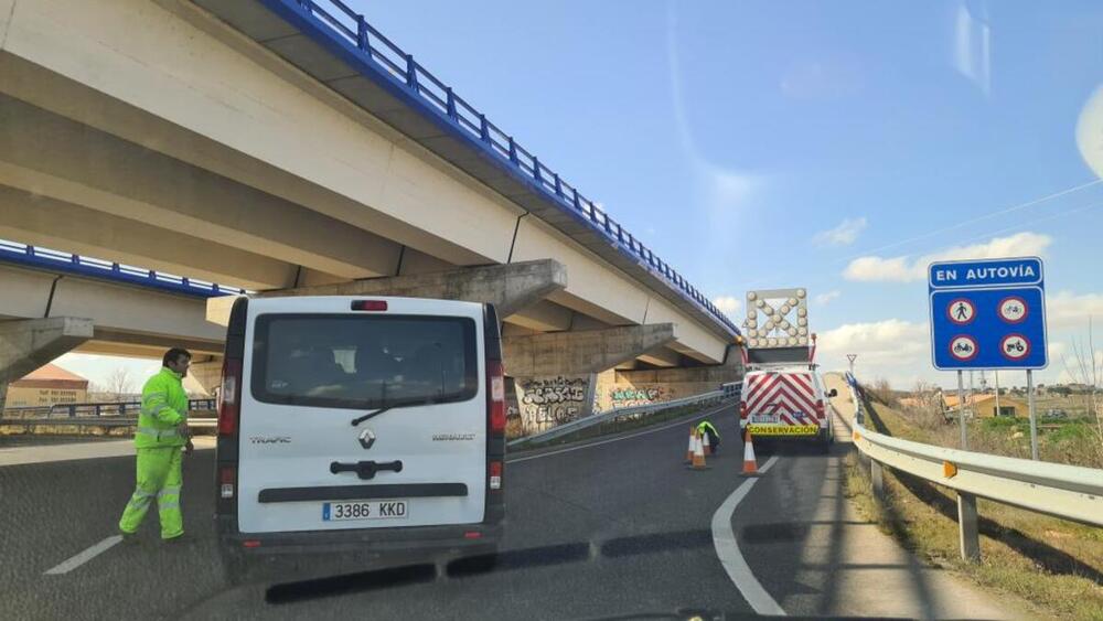 El acceso a la A-1 en Fuentespina permanece cortado por la retirada de un vehículo de transporte especial.