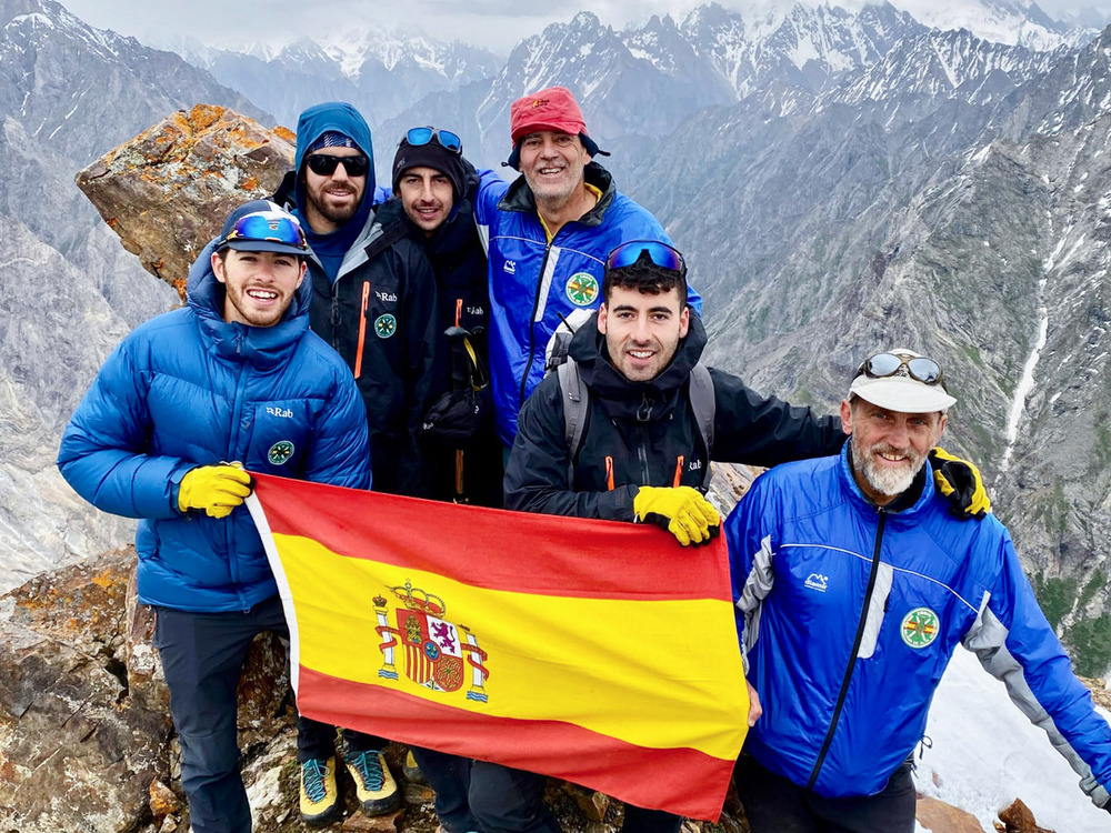 Jorge Bravo, junto a sus compañeros del Grupo Militar de Alta Montaña durante la expedición al pico Karakórum.