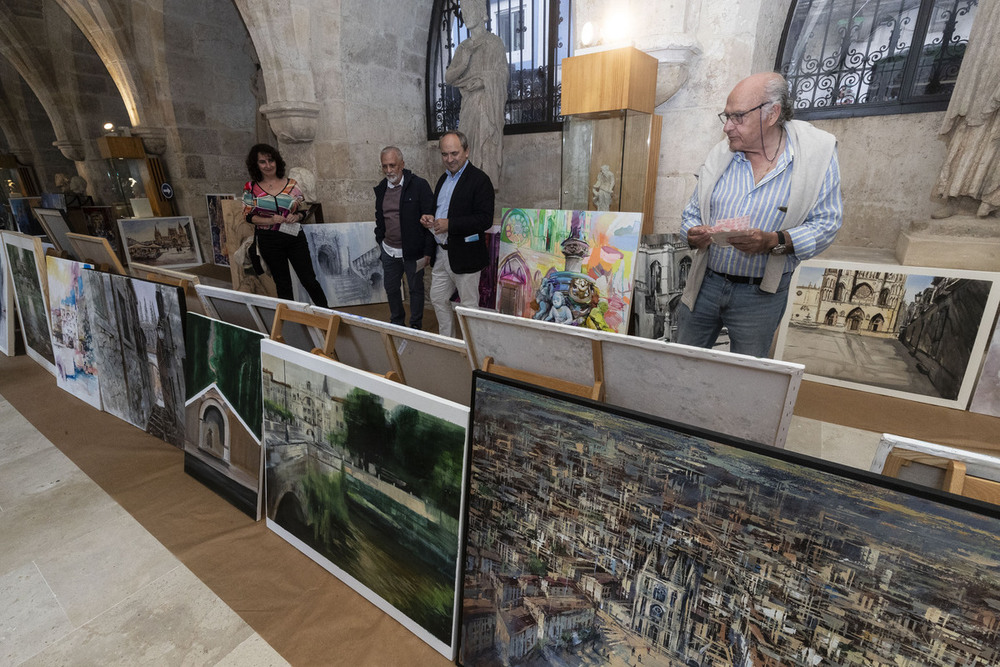 Miembros del jurado evalúan las obras presentadas.