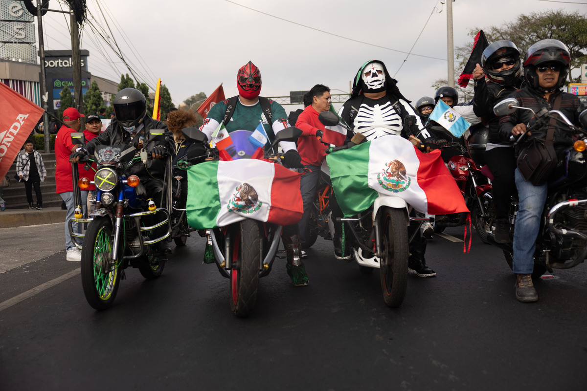 Miles de motociclistas inician peregrinación de la Caravana del Zorro en Guatemala  / DAVID TORO