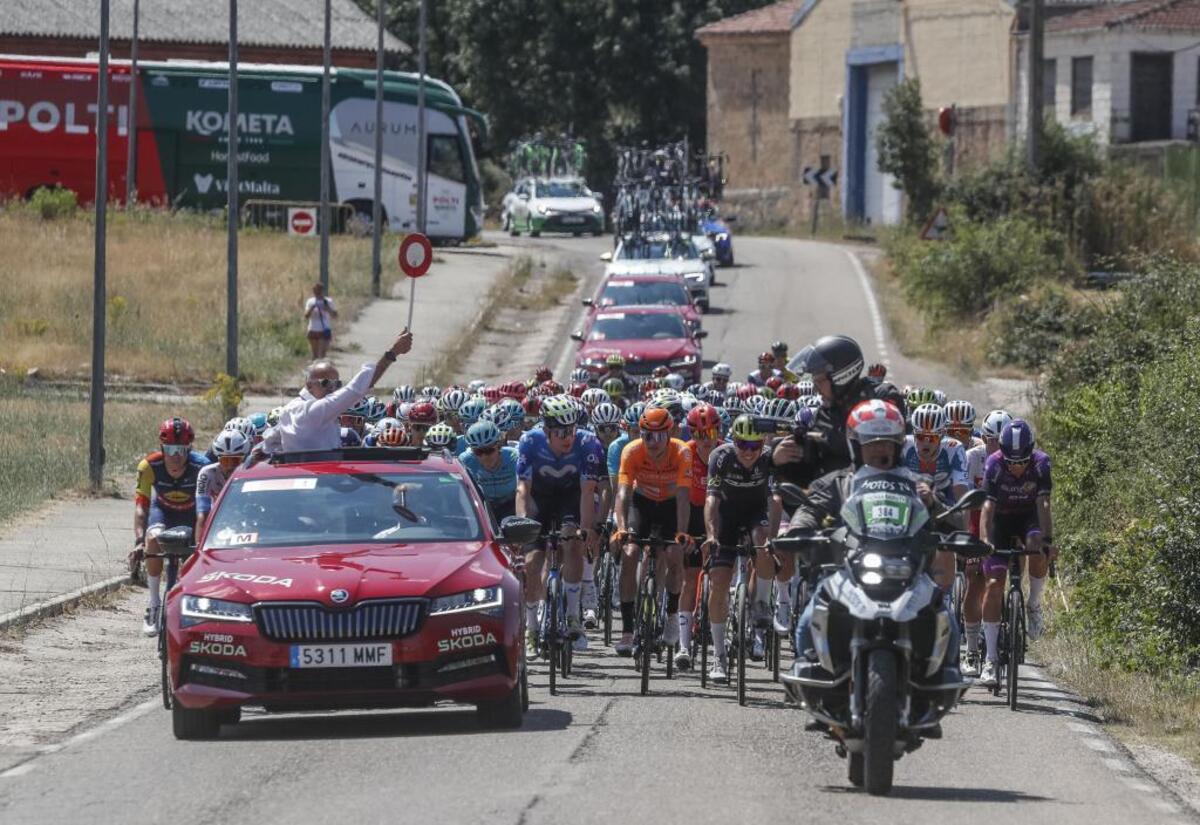 El pelotón abandona Vilviestre para comenzar la primera etapa de la Vuelta.   / ALBERTO RODRIGO