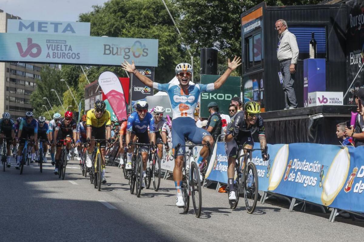 Pavel Bittner celebra su victoria en la primera etapa de la Vuelta.   / ALBERTO RODRIGO