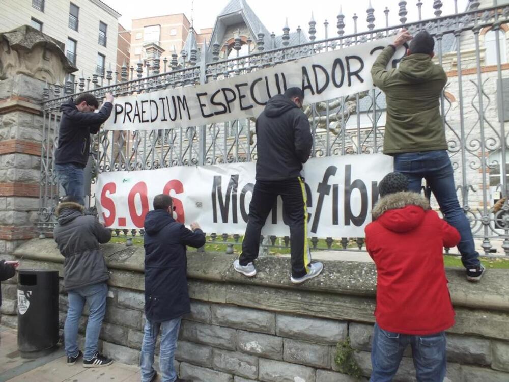 Acción reivindicativa de los trabajadores de Montefibre en la sede de la Junta en la ciudad. 