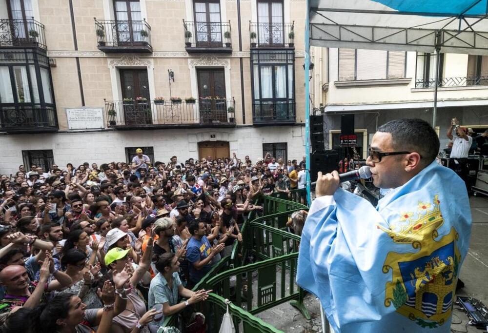 Barry B, con la bandera de Aranda, en su bolo en el Sonorama Ribera en 2022 en plena Plaza del Trigo.