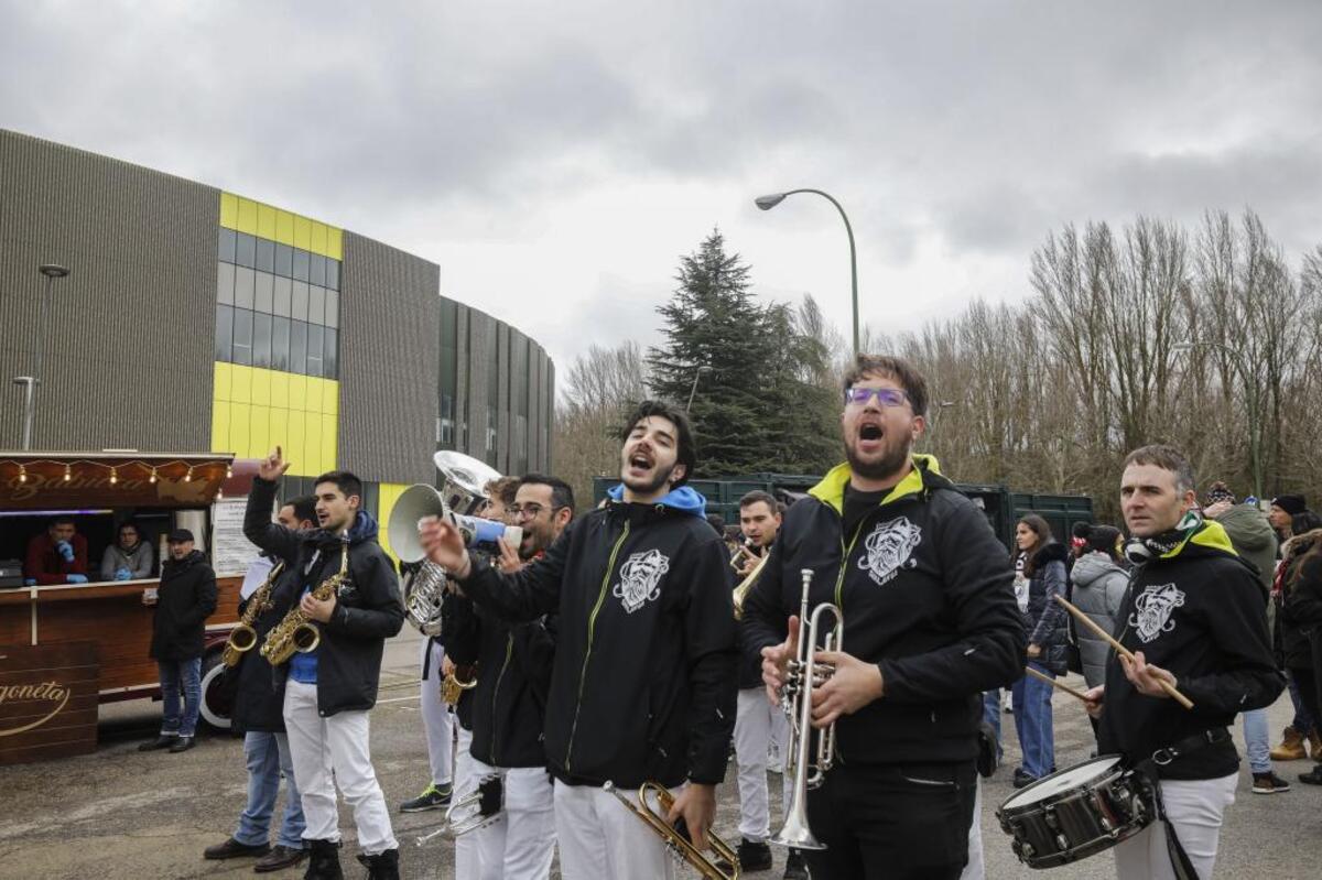 Fiesta y buen rollo entre las aficiones del Burgos CF y del Sporting de Gijón en los aledaños de El Plantío.   / PATRICIA