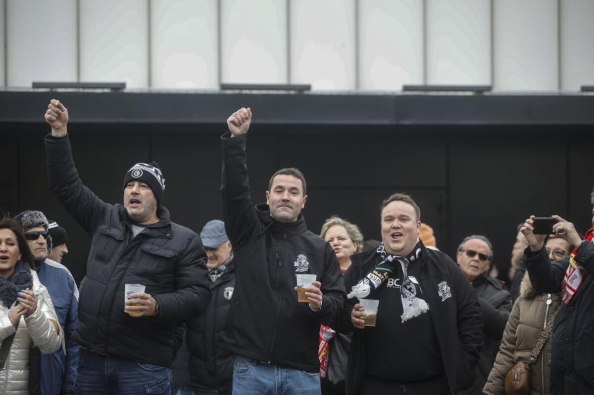 Fiesta y buen rollo entre las aficiones del Burgos CF y del Sporting de Gijón en los aledaños de El Plantío.   / PATRICIA