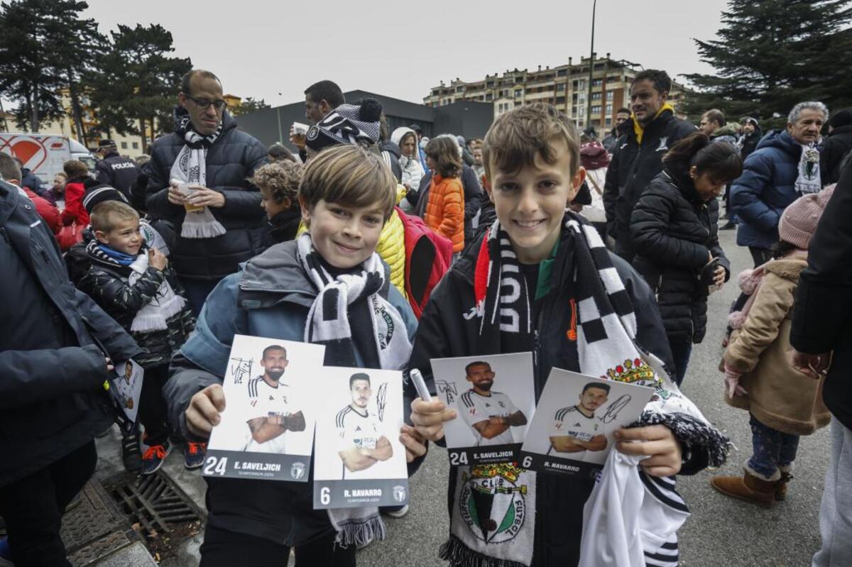 Fiesta y buen rollo entre las aficiones del Burgos CF y del Sporting de Gijón en los aledaños de El Plantío.   / PATRICIA