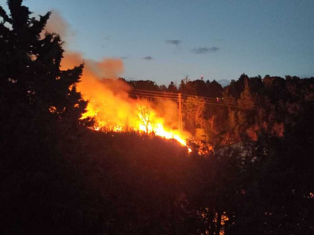 Expectación y temor por un fuego en las laderas del Castillo