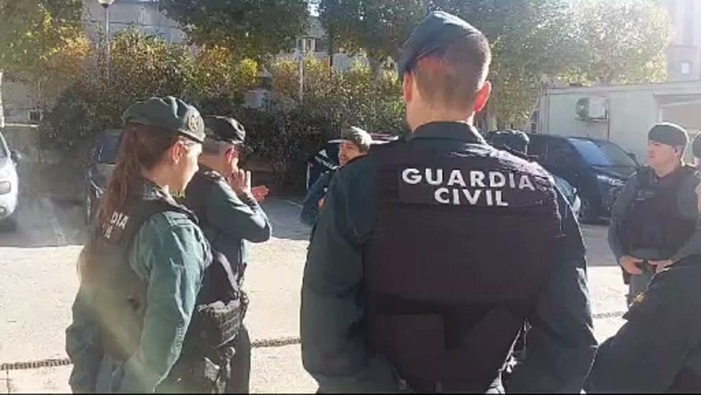 El jefe de la Comandancia, el teniente coronel Alfonso Martín, con los guardias civiles antes de emprender viaje.