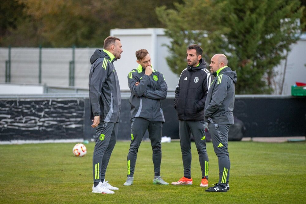 Michu (i.) y Fosky (d.), durante la sesión de ayer en Castañares, con otros miembros del equipo técnico del Burgos CF.