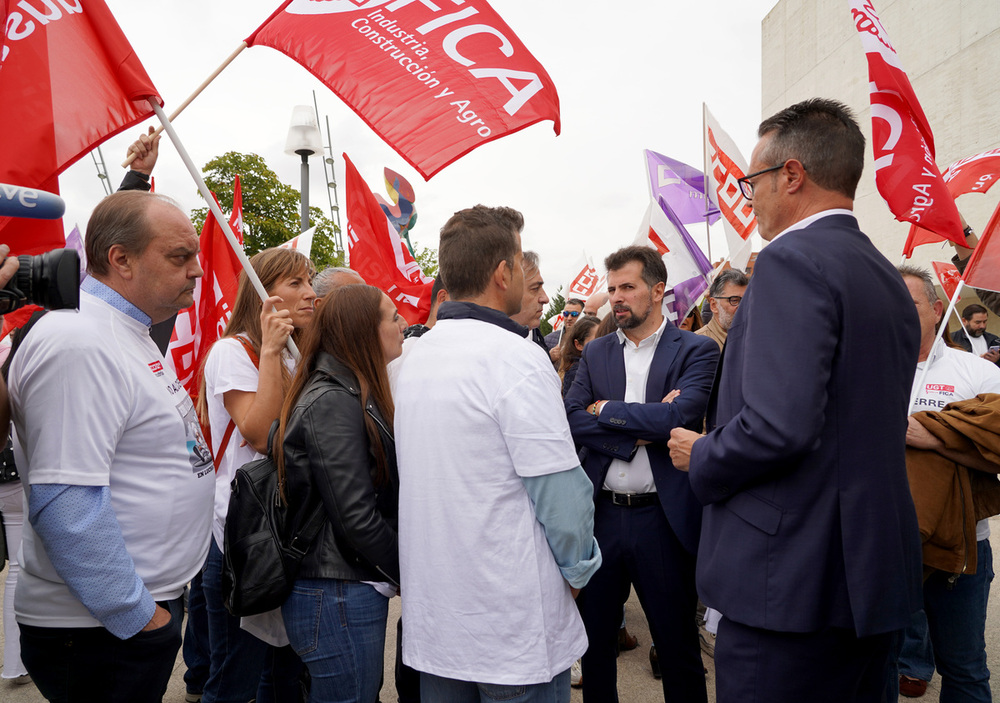 Concentración del comité de empresa de Bimbo ante las Cortes.