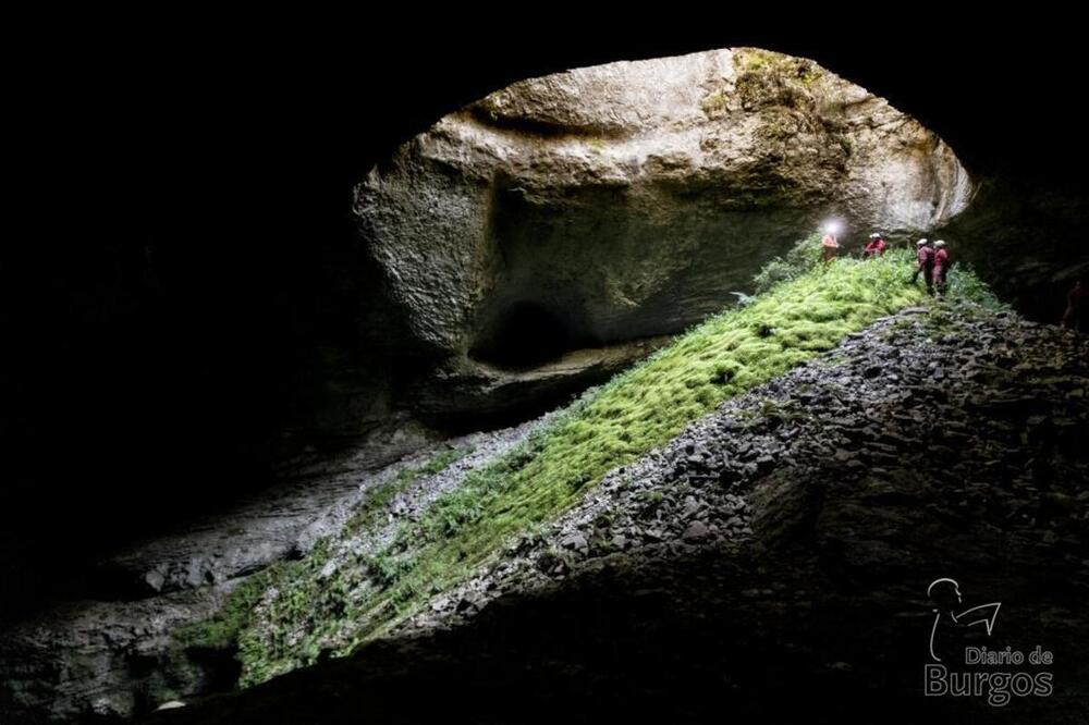 El grupo realizó la parada más larga en Sima Dolencias, con un espectacular juego de luces y sombras, verdes y ocres.