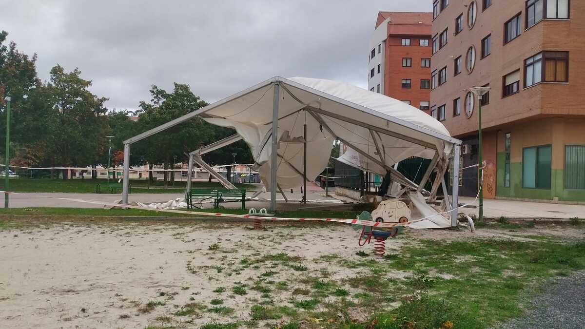 La carpa del bar Castilla voló por el Parque de los Poetas.   / C. M.