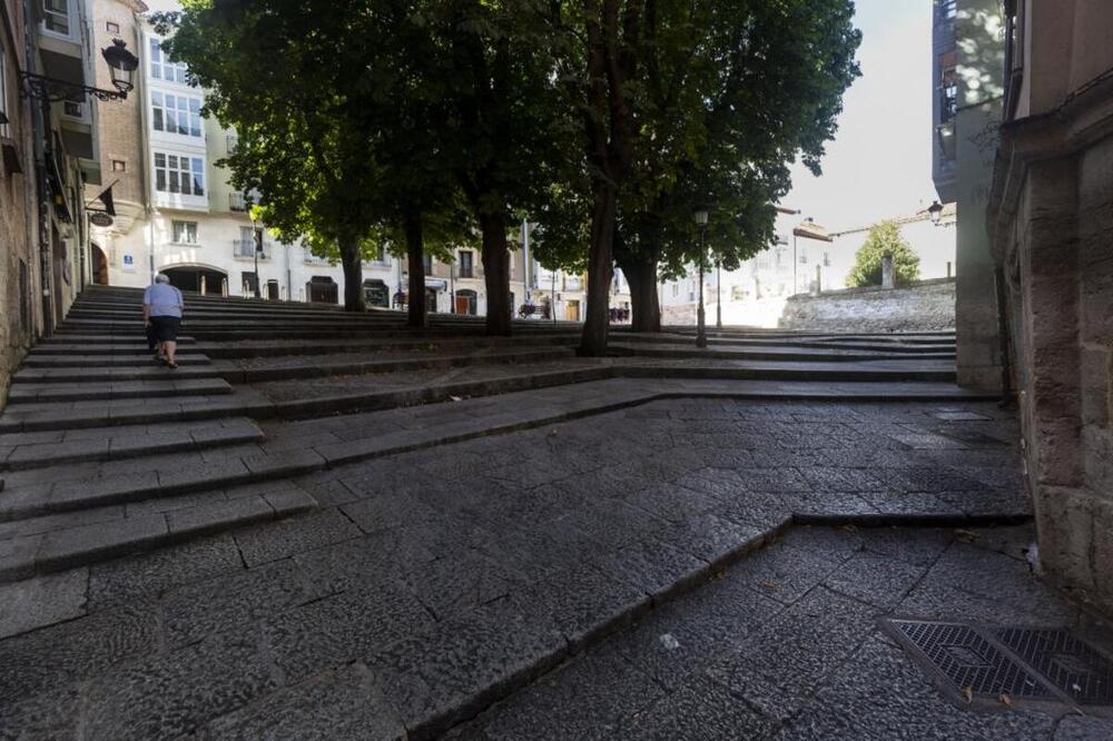 Una rampa en la plaza de los Castaños fue la actuación elegida por el distrito Centro-Norte, pero no hay proyecto y el dinero se gastará en mejorar la visibilidad de los pasos del G-3.