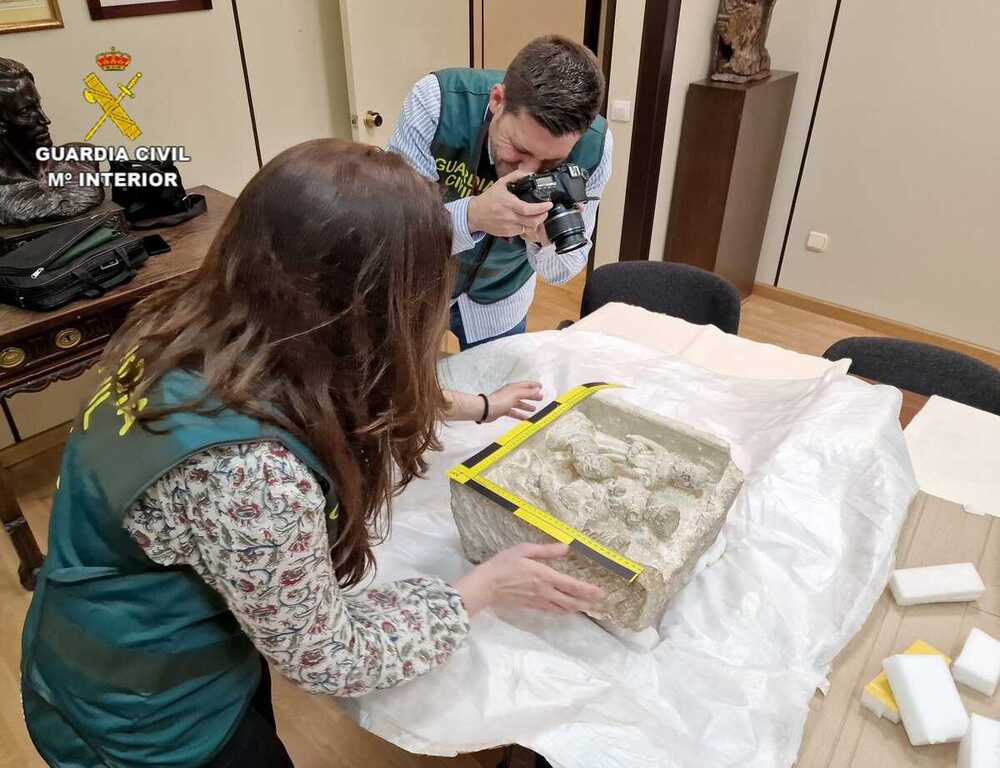 Guardias civiles fotografían la pieza recuperada.