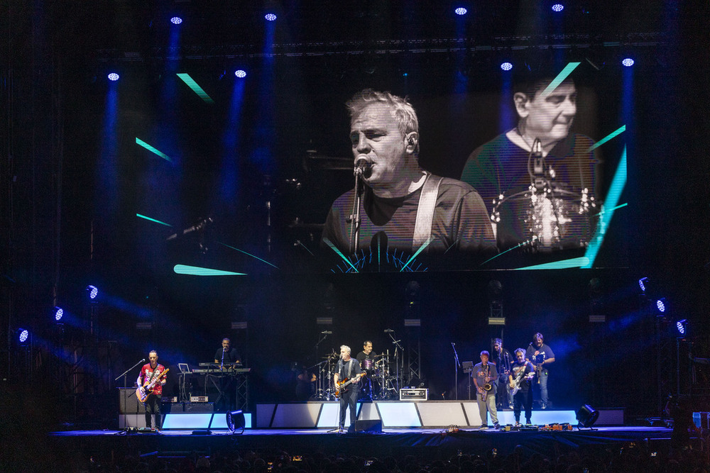 David Summers, líder de los Hombres G, durante el concierto de esta noche.