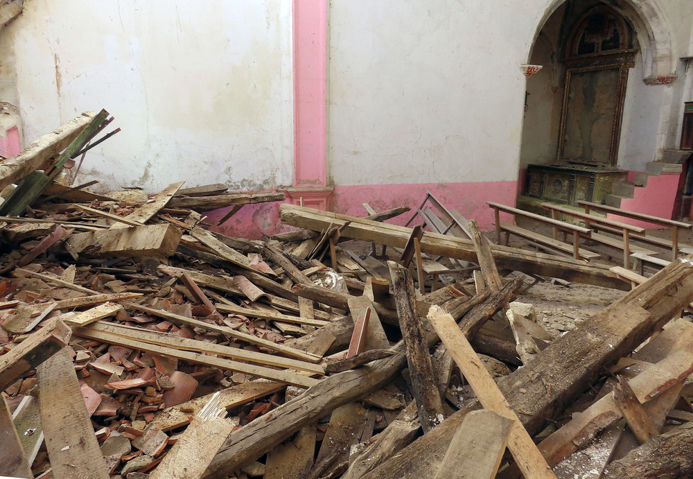 El escombro llena parte de la iglesia y ha sepultado su pila bautismal.