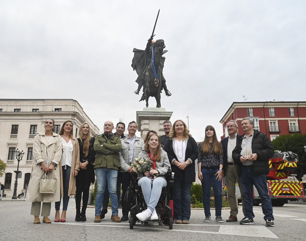 Marta Fernández Infante ha recibido hoy un original reconocimiento en la plaza del Mío Cid.