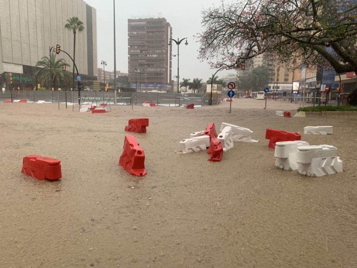 Las trombas de agua y granizo inundan algunas de las principales avenidas de Málaga  / MONTSERRAT MARTÍNEZ