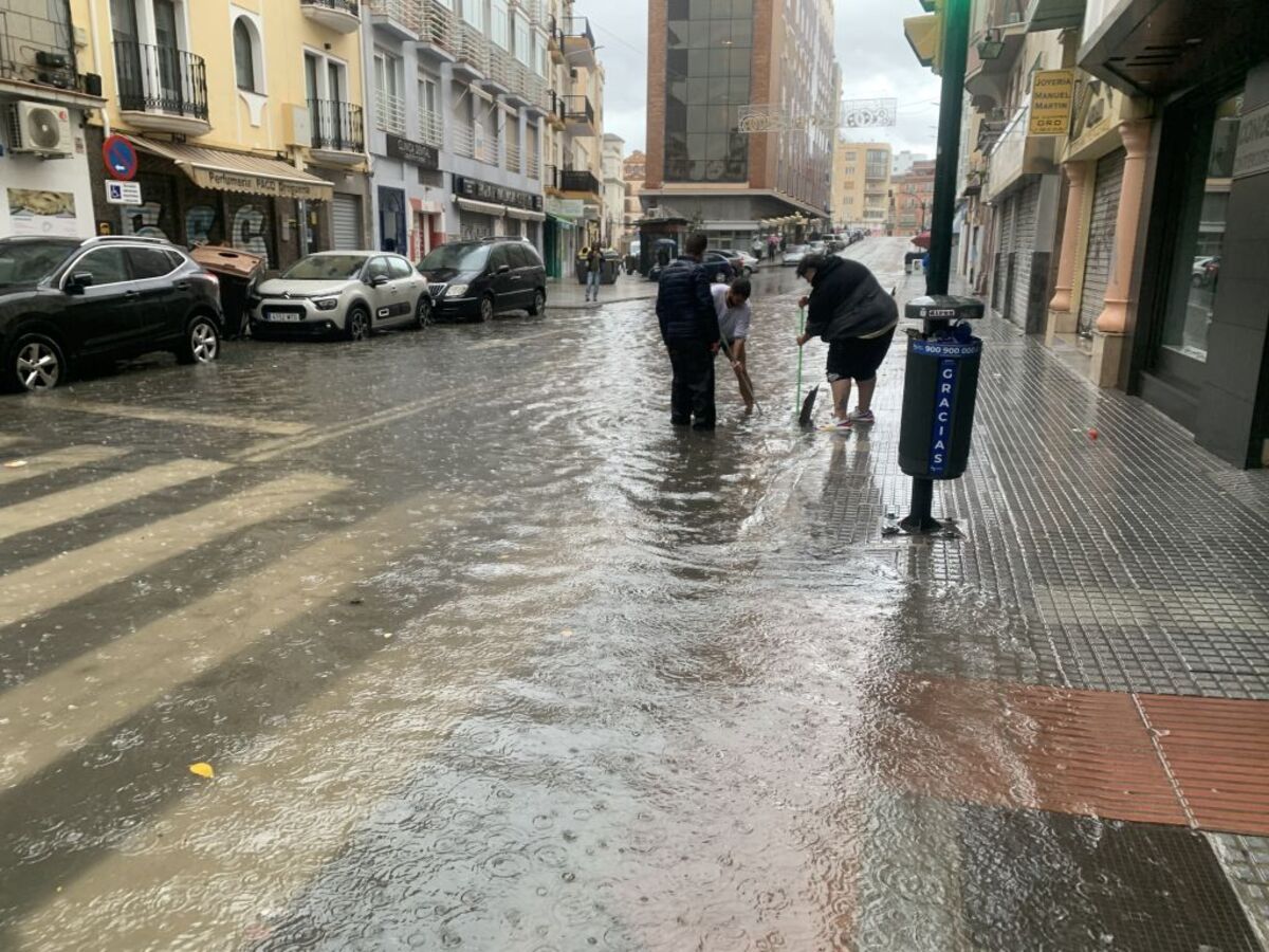 Las trombas de agua y granizo inundan algunas de las principales avenidas de Málaga  / MONTSERRAT MARTÍNEZ