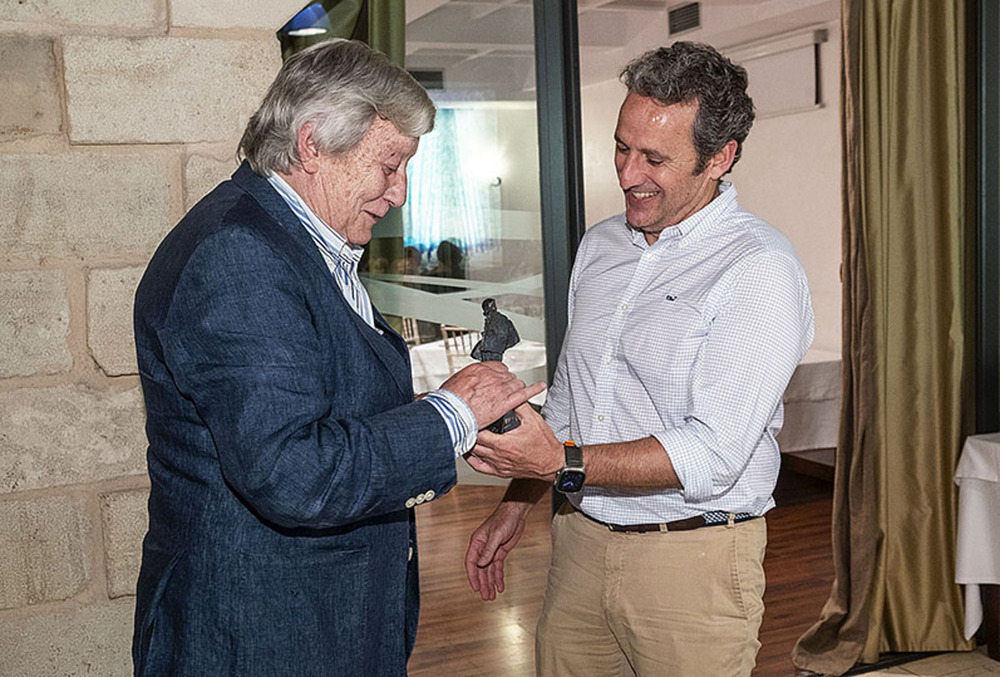 La Vocera del Premio que Torres recogió de Gregorio Méndez, consejero delegado.